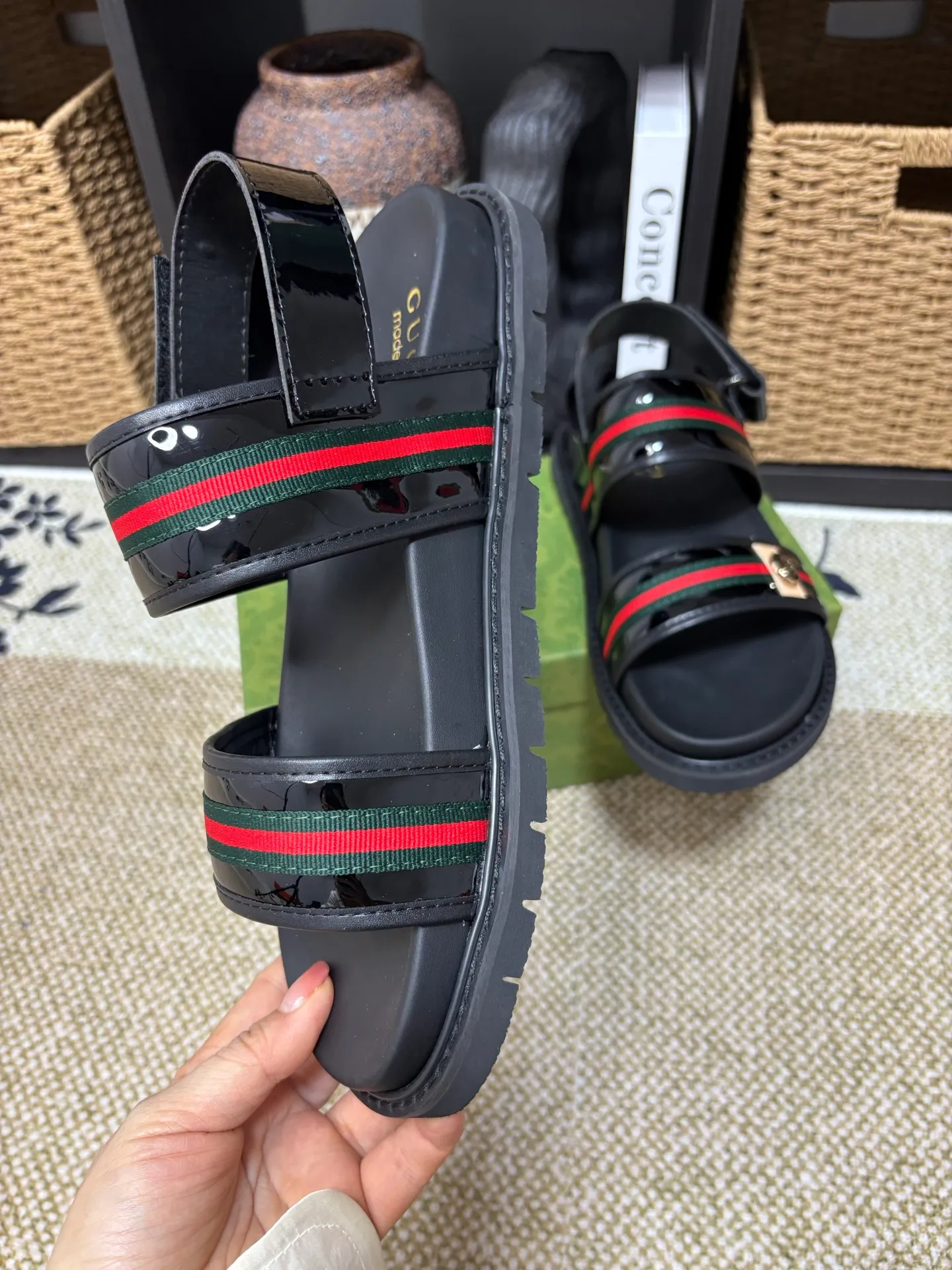 Factory 💰 300 yuan Gucci slippers] high-end men's shoes brand official website 1:1 latest masterpiece: original mold customization, the fabric is made of imported original materials, upgraded outsole, lighter and non-slip. The market's top quality, simple yet tasteful, a must-have for fashionistas, fashionable at your feet, full of confidence, the same style at the counter 👍The season of summer slippers is here. Code: 38-45 (45 customized)